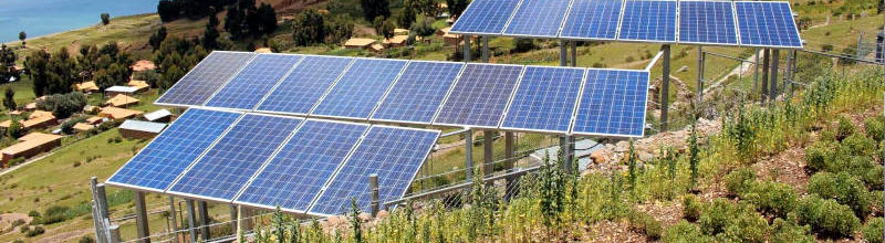 Napelemes rendszer domboldalra telepítve